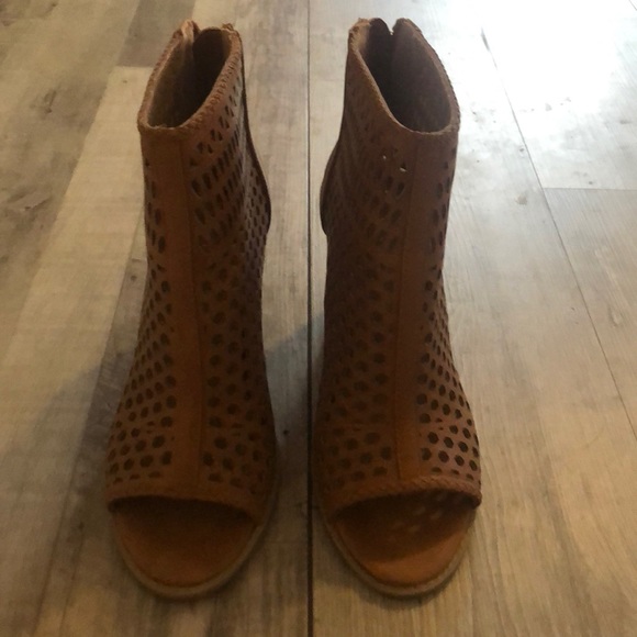 Open toe booties - Picture 3 of 5